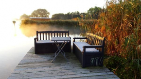Gemütliches Dachgeschoss-Apartement mit Seeblick und großem Garten am Wasser in Röbel/Müritz